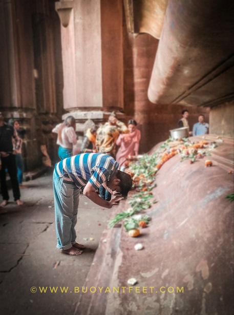 Worshipping the Lord Shiva Lingam at Bhojeshwar Temple